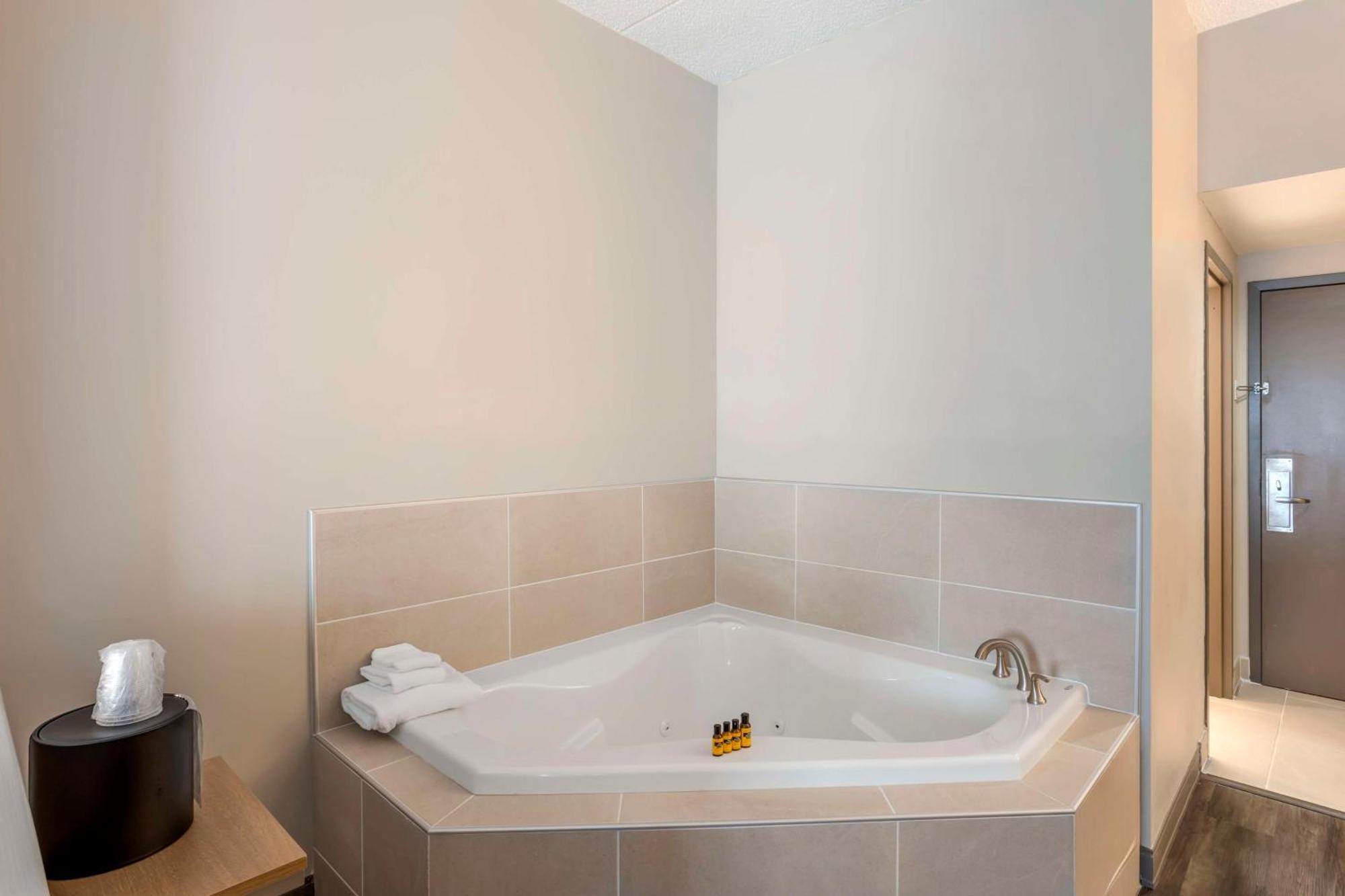 Best Western Plus Heritage Rail Inn & Suites Йорк Екстериор снимка