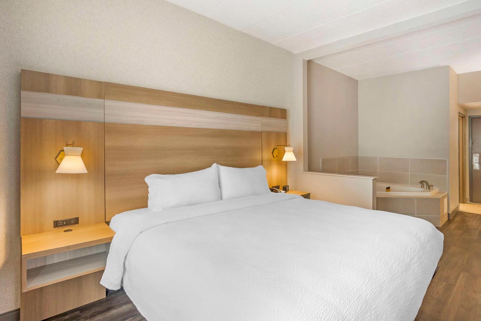 Best Western Plus Heritage Rail Inn & Suites Йорк Екстериор снимка